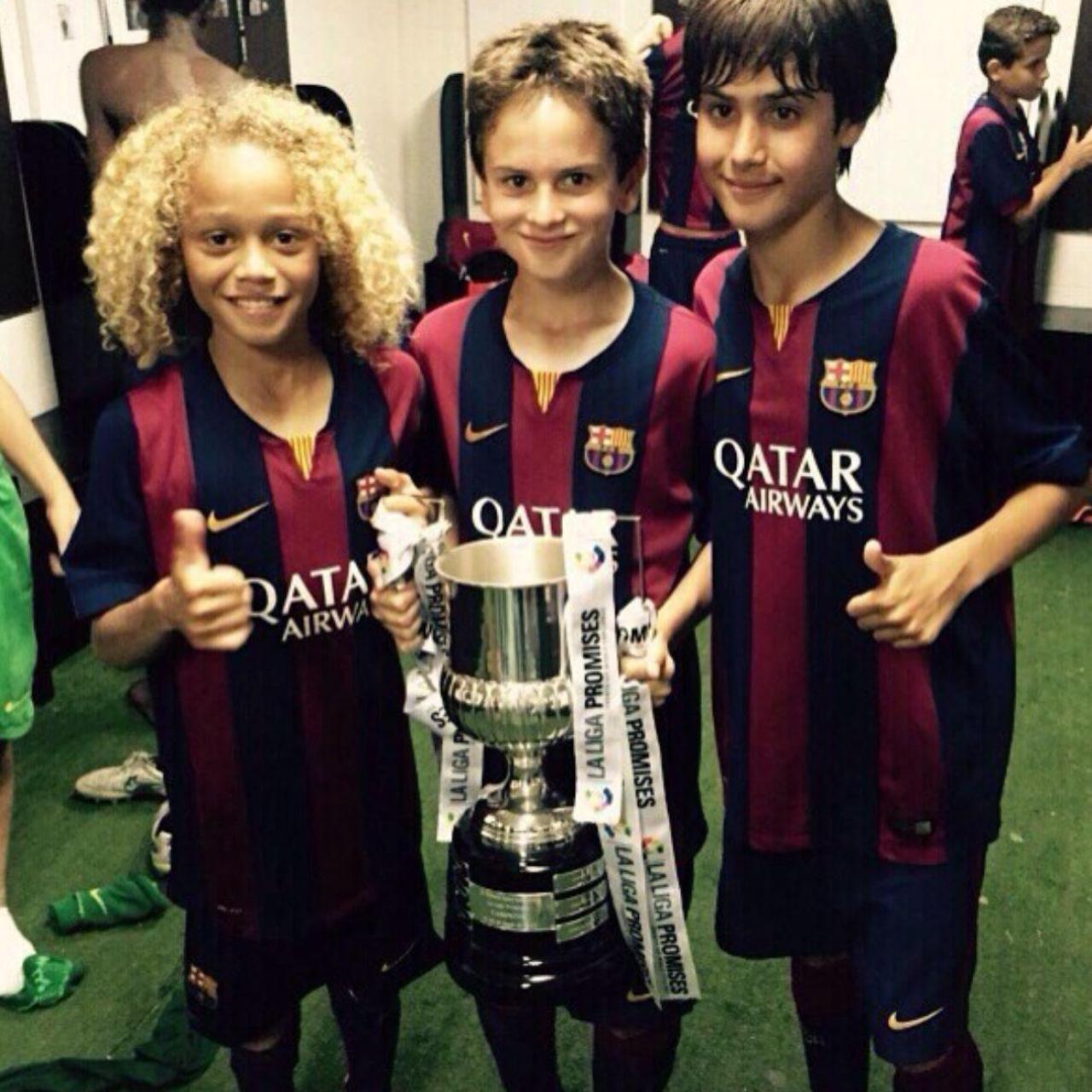 Marc Pelaz, Xavi Simons y otro jugador del Barça con una copa