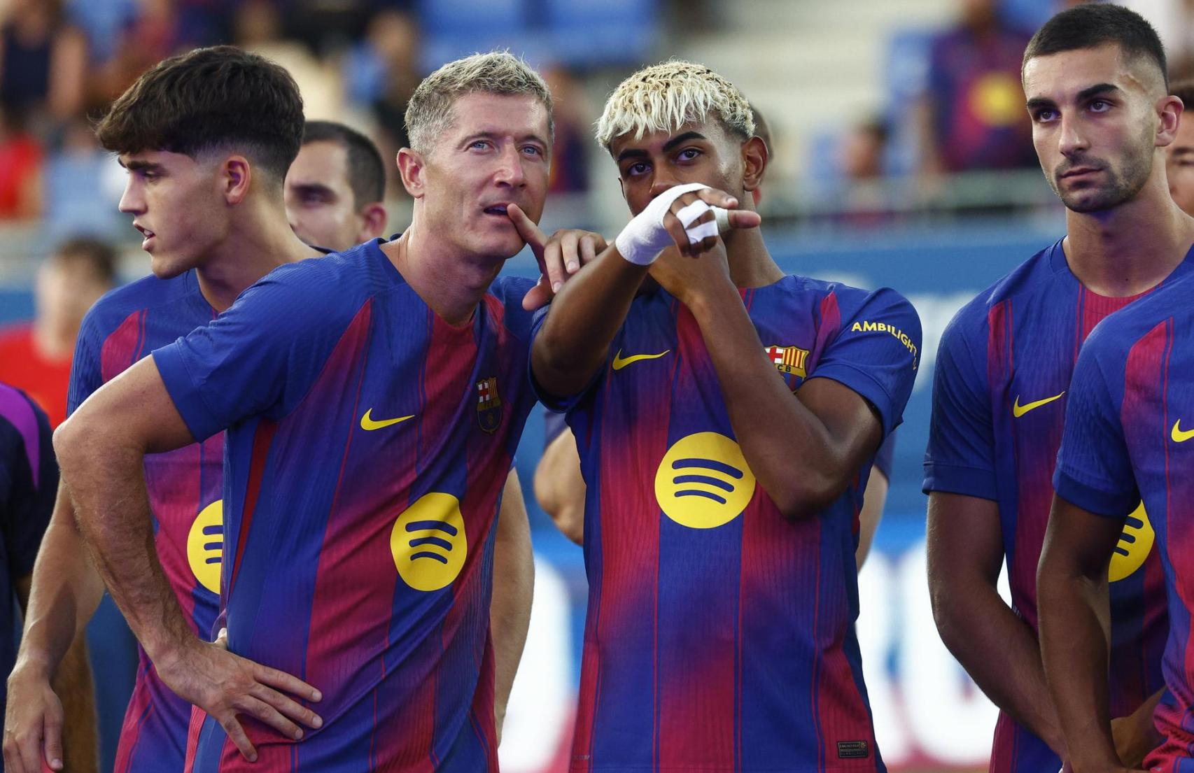 Robert Lewandowski y Lamine Yamal bromean en la presentación del Gamper