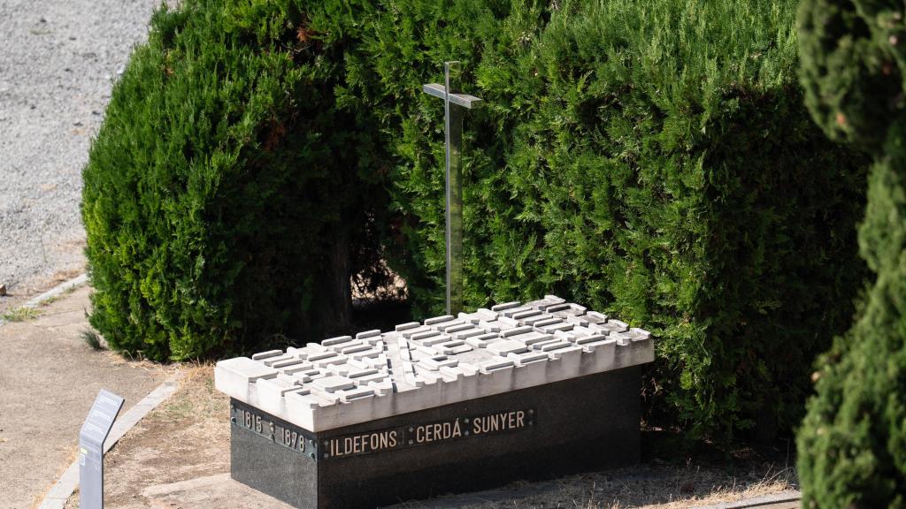 Tumba de Ildefons Cerdà en el cementerio de Montjuïc, que reproduce el plano del Eixample