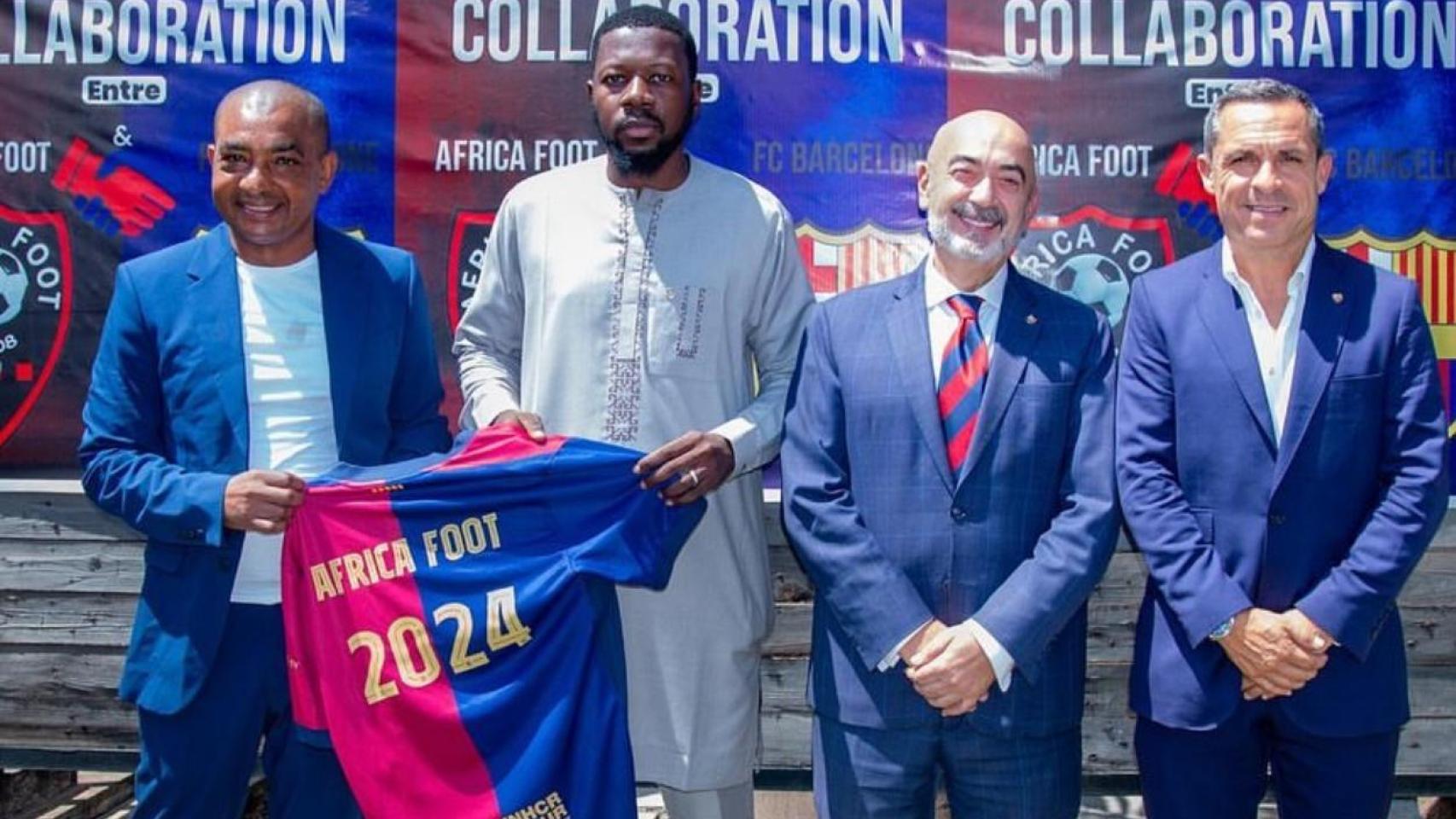 Manu Koné, jefe de scout del Barça en África, Bahama Sidibé, presidente de Africa Foot, Sergi Barjuan, director de proyectos de la Barça cademy, y Antonio Guillén Hidalgo, embajador español en Mali, durante la formalización del acuerdo entre el Barça y Africa Foot
