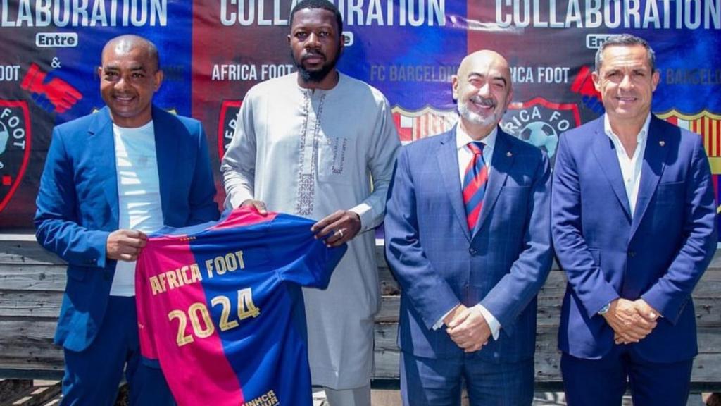 Manu Koné, jefe de scout del Barça en África, Bahama Sidibé, presidente de Africa Foot, Sergi Barjuan, director de proyectos de la Barça cademy, y Antonio Guillén Hidalgo, embajador español en Mali, durante la formalización del acuerdo entre el Barça y Africa Foot