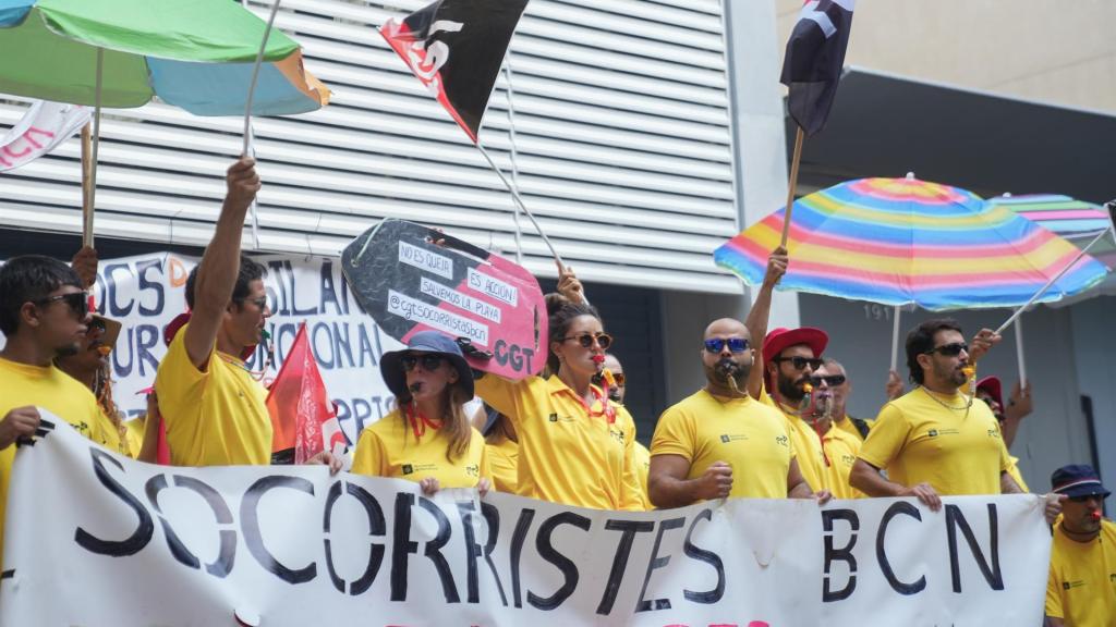 Varios socorristas protesten durant la vaga indefinida a Barcelona, davant de la seu del PSC