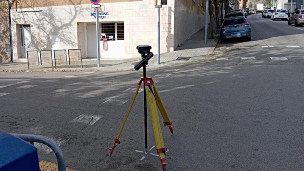 Trabajos de topografía en la calle del Císter