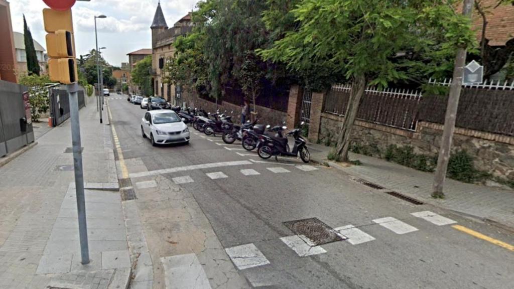 Motocicletas estacionadas en la calle del Císter