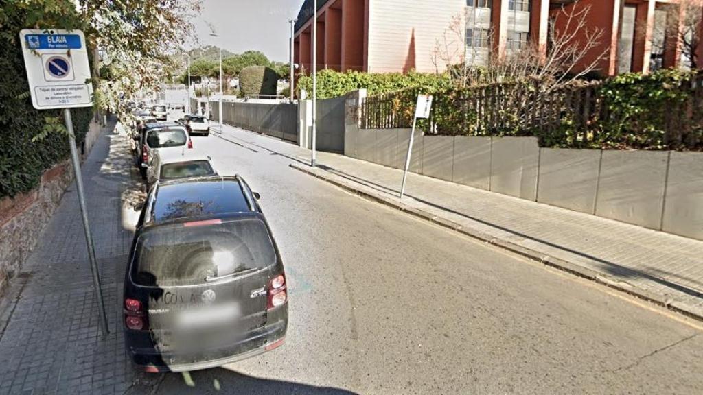 Turismos estacionados en la calle del Císter