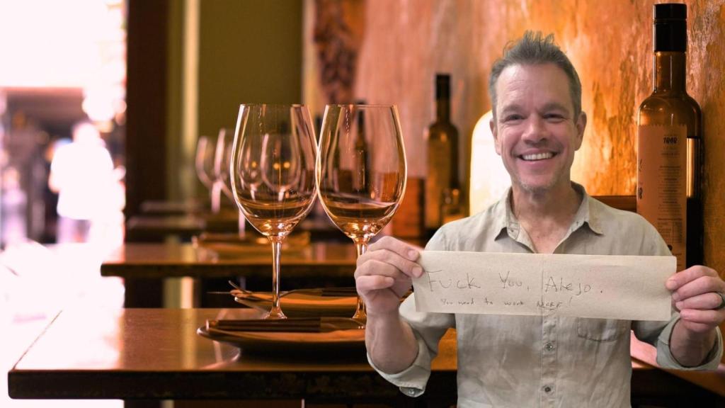 Matt Damon pasa por Barcelona, disfruta de su comida y deja un curioso mensaje al restaurante: Que te den, Alejo