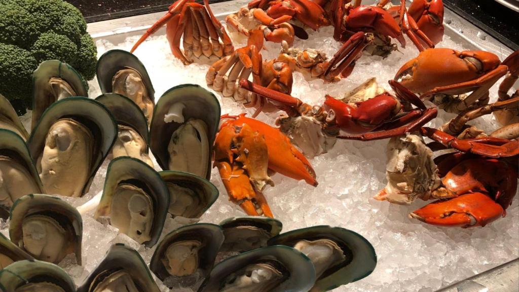 El buffet de marisco con los mejores precios de Barcelona: tiene unas vistas de infarto