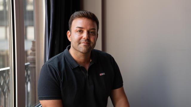 Cristian Fernández, médium, tarotista y clarividente, en una entrevista con Metrópoli