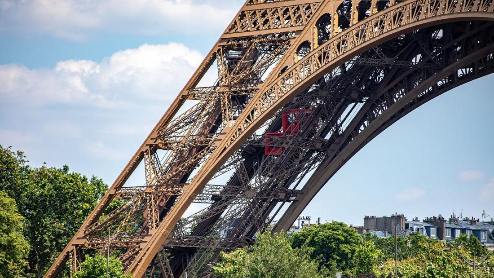 Imagen del ascensor de la Torre Eiffel en funcionamiento