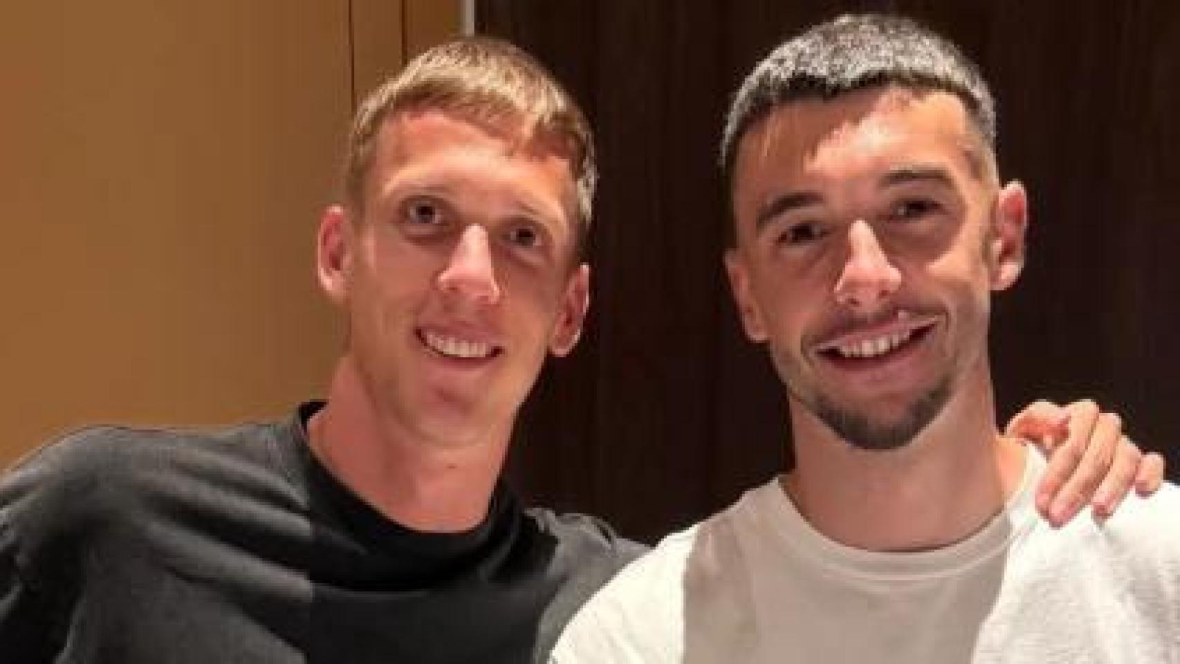 Dani Olmo sonríe mientas abraza a Joan García tras la confirmación de su fichaje por el Barça