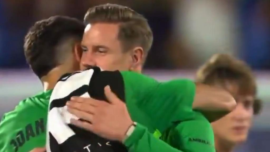 Ter Stegen y Joan García se abrazan durante el Gamper