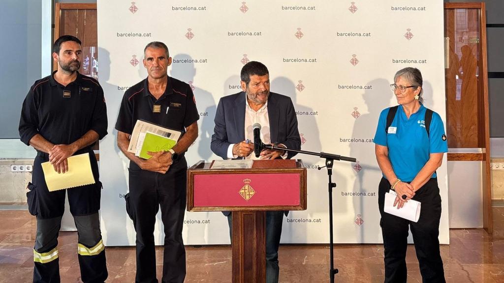 El tinent d'alcaldia de Seguretat, Albert Batlle, juntament amb el cap dels Bombers de Barcelona, Sebastià Massagué (esquerra), i la directora territorial del CUESB, Merche Cuesta (dreta)