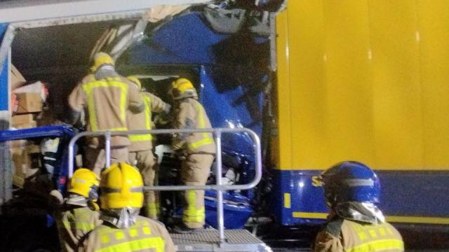 Choque entre dos camiones en la A-2, Castellbisbal (Barcelona)