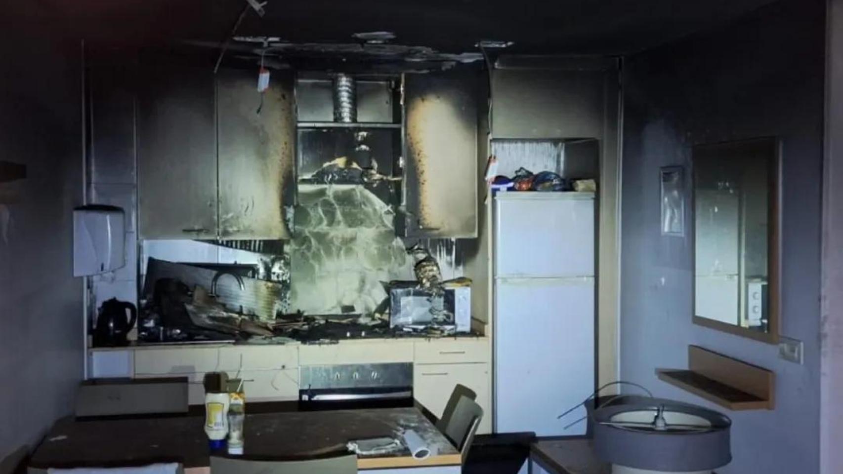 Cocina incendiada del aparthotel de la avenida del Carrilet, en L'Hospitalet