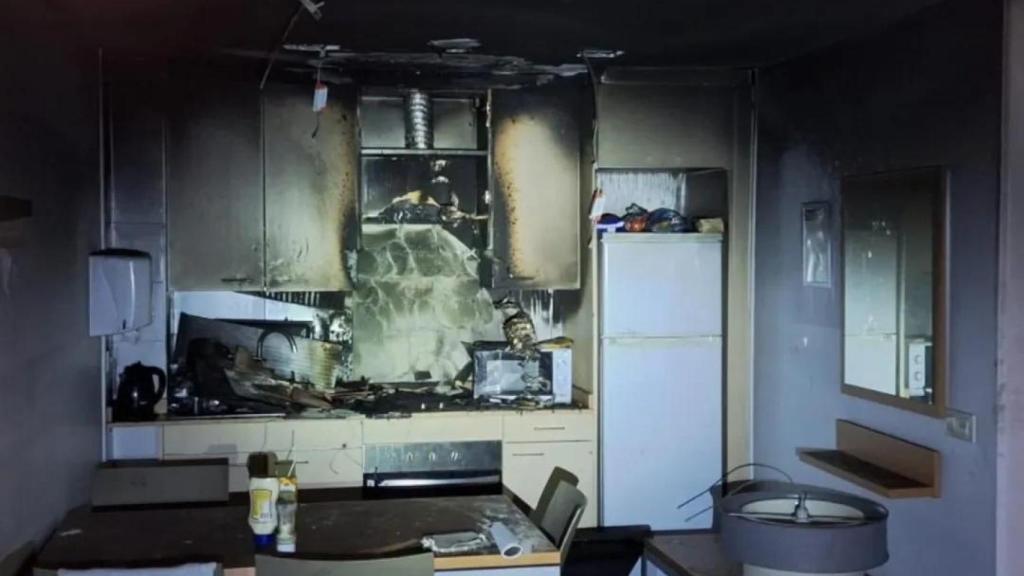 Cocina incendiada del aparthotel de la avenida del Carrilet, en L'Hospitalet