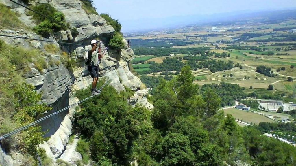 Escalador cruza por el puente nepalí