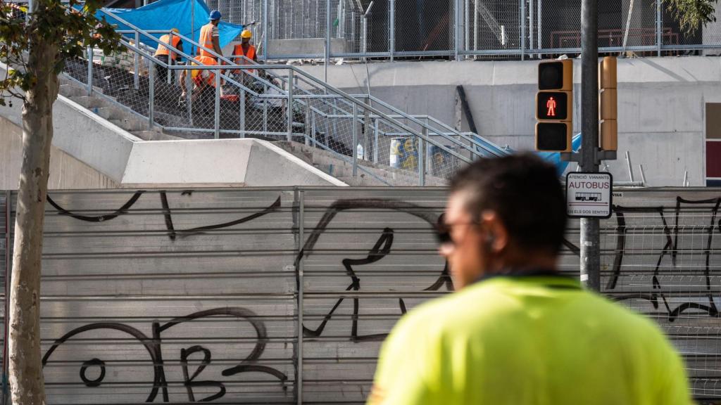 Imatge d'arxiu d'un obrer al Camp Nou