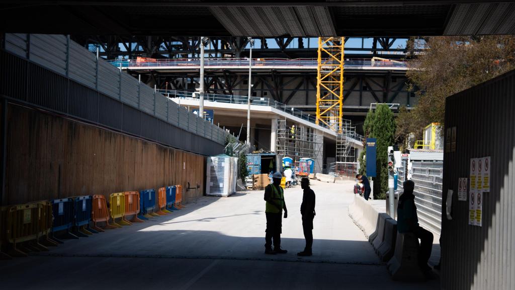 Obreros trabajando en las obras del Camp Nou