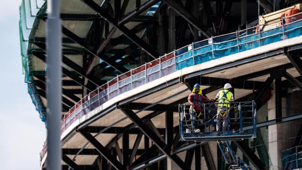 Obreros trabajando en las obras del Camp Nou