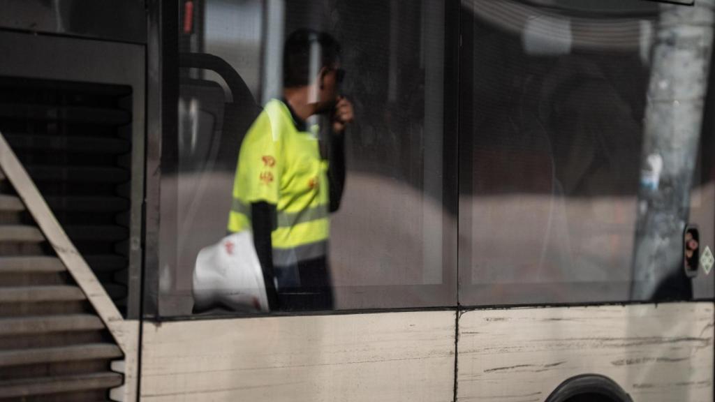 Reflejo de un obrero en el Camp Nou