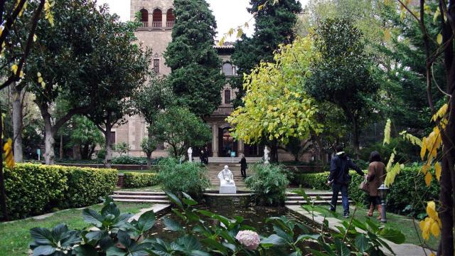 Estanque de los jardines de la Fundació Julio Muñoz Ramonet de Barcelona