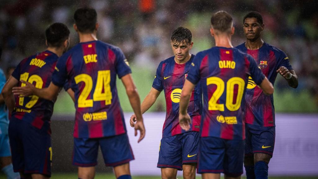 Hansi Flick hace cambios durante el Daegu-Barça