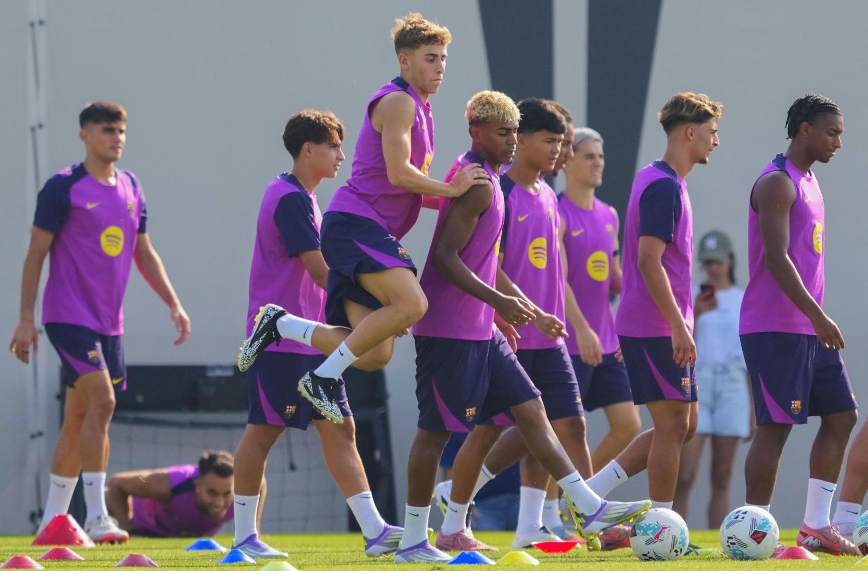 Fermín López salta sobre Lamine Yamal en el entrenamiento previa al Mallorca-Barça