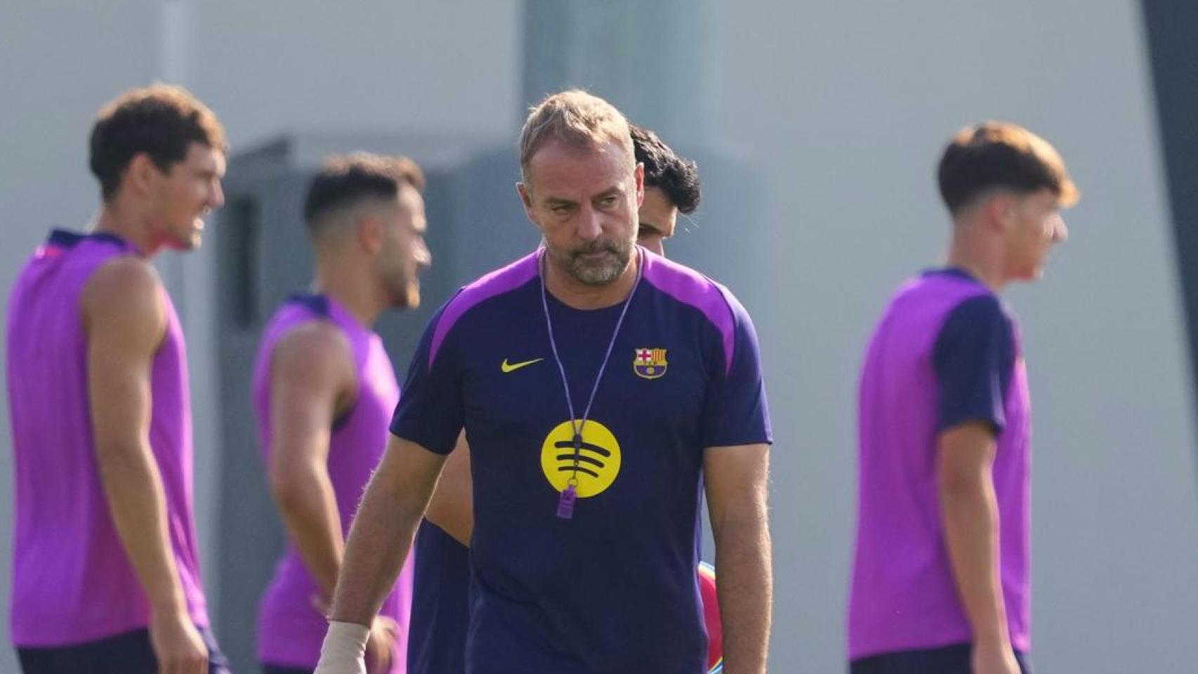 Hansi Flick dirige el entrenamiento del Barça antes del partido contra el Mallorca