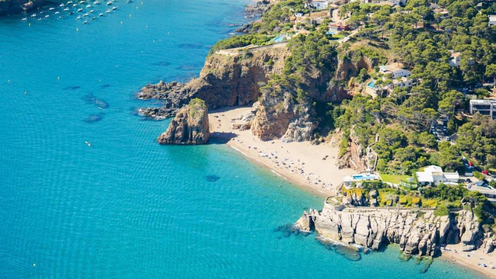 La cala Illa Roja en la Costa Brava vista desde el aire