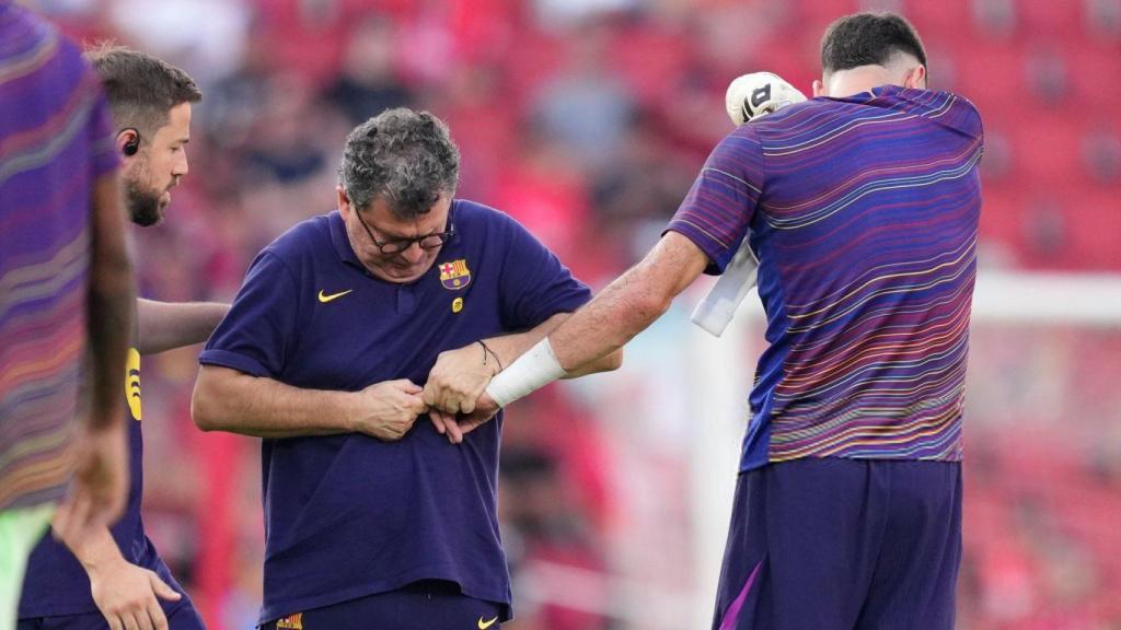 Joan García, vendado por los médicos del Barça