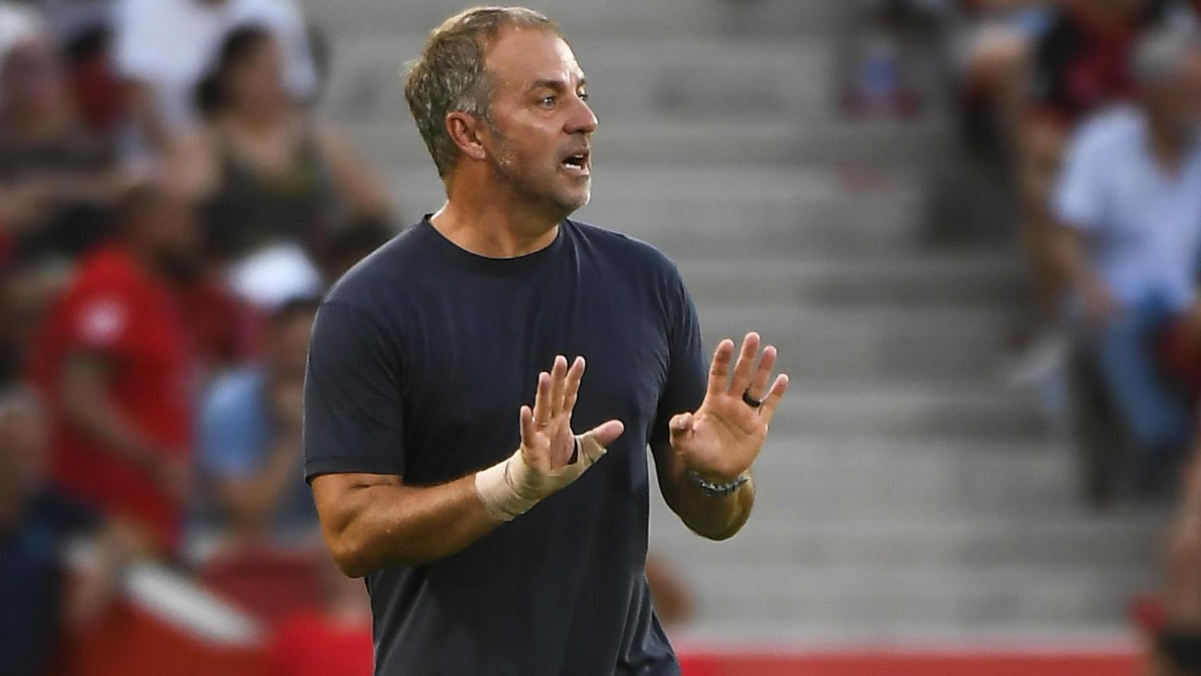 Hansi Flick anima a sus futbolistas en Mallorca