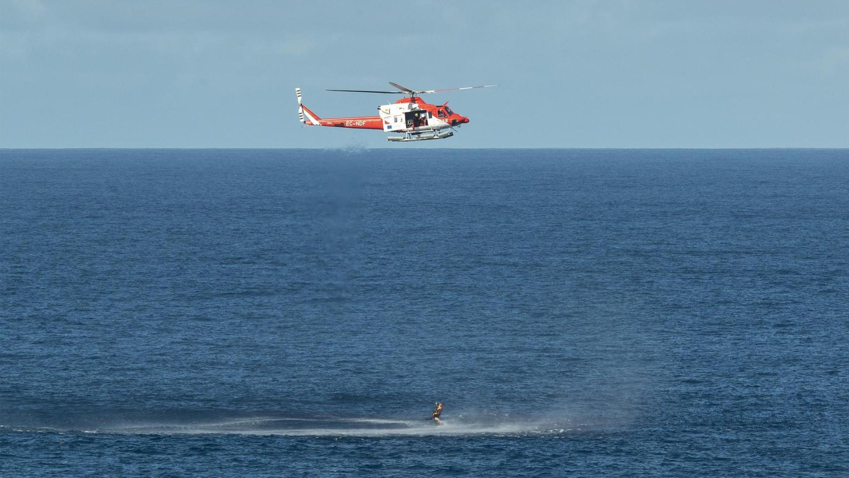 Un helicóptero sobre el mar