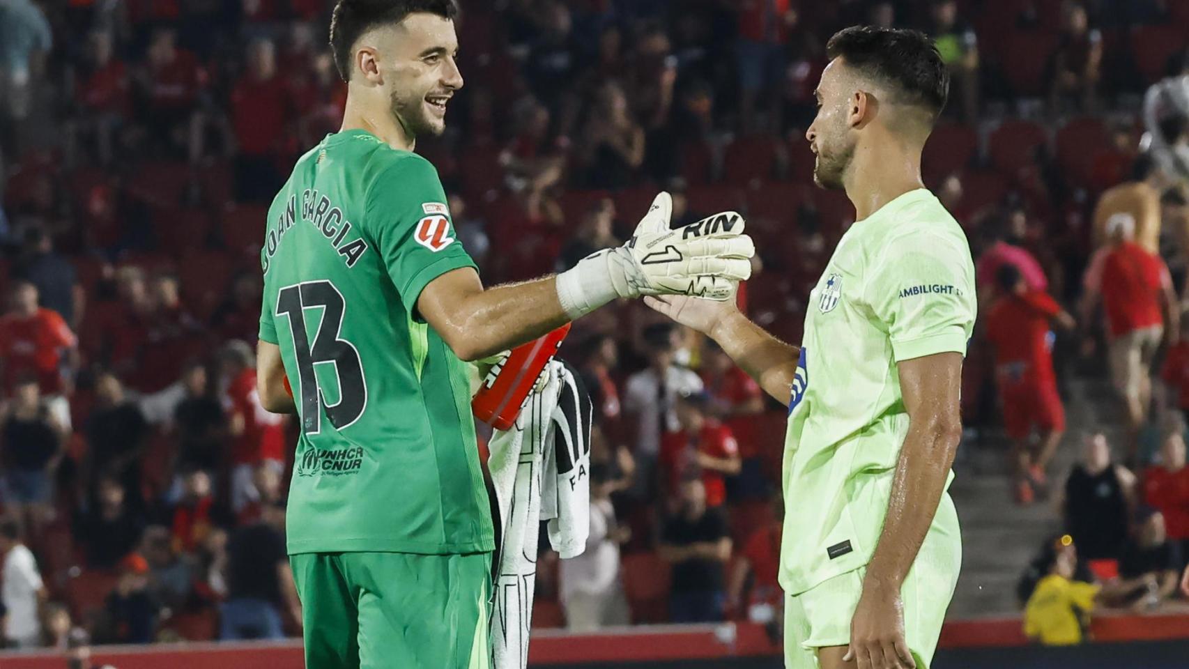 Joan García y Éric García se saludan tras ganar el Barça al Mallorca
