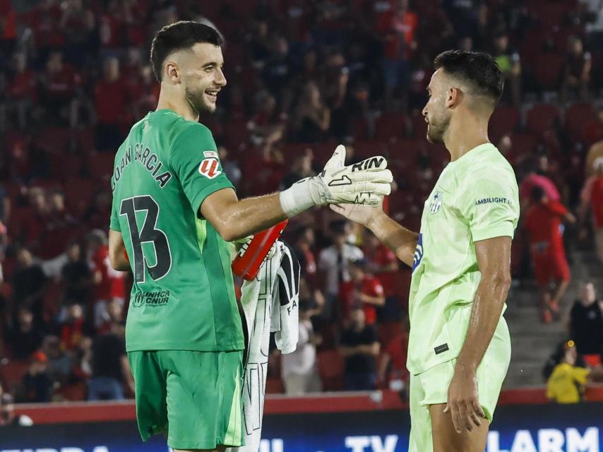 Joan García y Éric García se saludan tras ganar el Barça al Mallorca