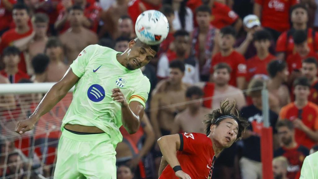 Araujo cabecea un balón contra el Mallorca