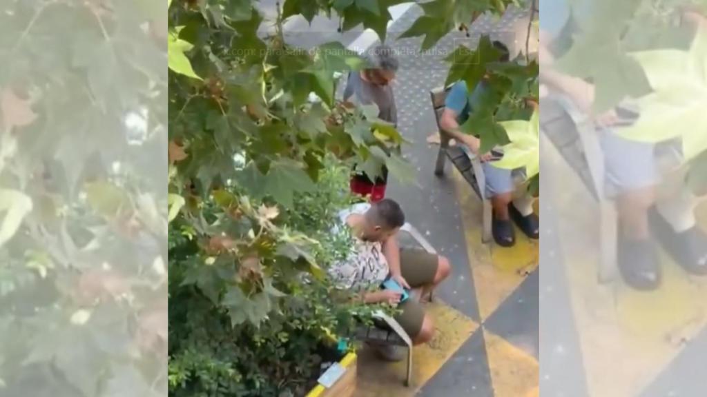 Personas consumiendo droga a plena luz del día en la superilla de Sant Antoni