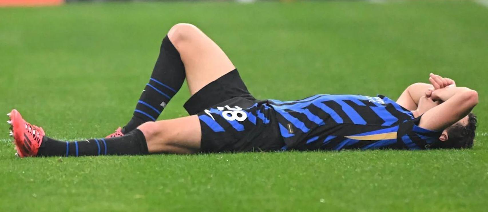 Benjamin Pavard tumbado sobre el césped en un partido con el Inter