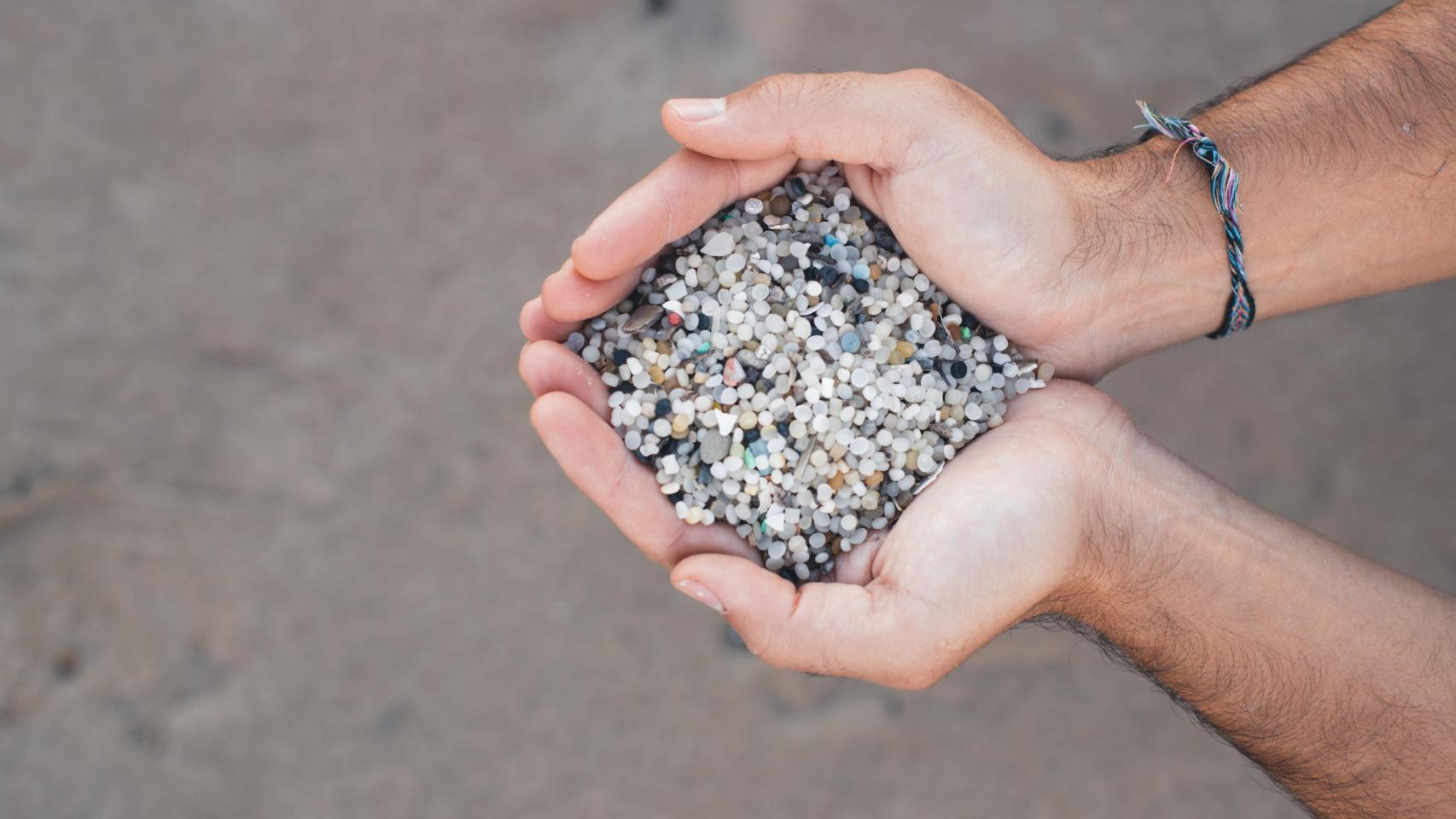 Imagen de microplásticos recogidos por la ONG Good Karma Projects en una playa de Barcelona