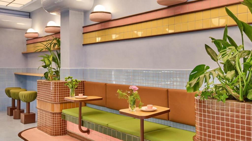 Interior de la cafetería-gelateria Amiko de Barcelona