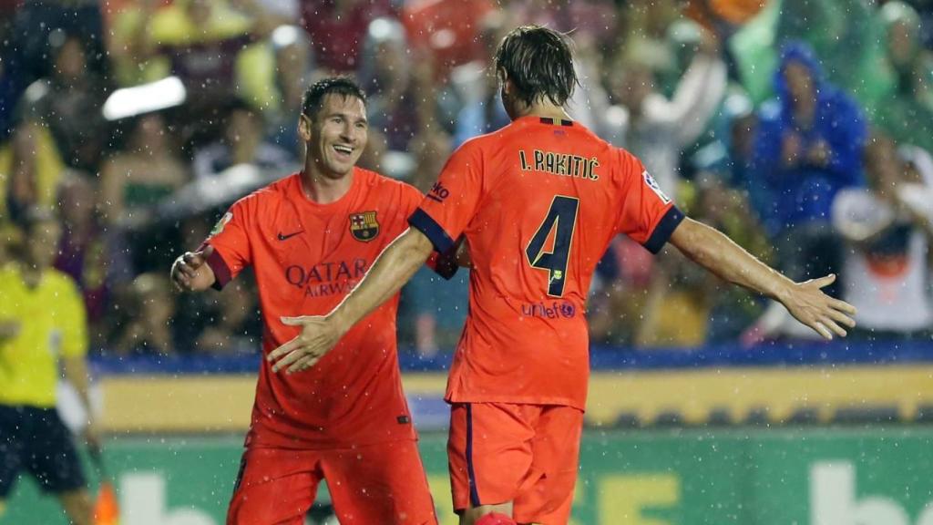 Messi y Rakitic celebran uno de los cinco goles ante el Levante en 2014