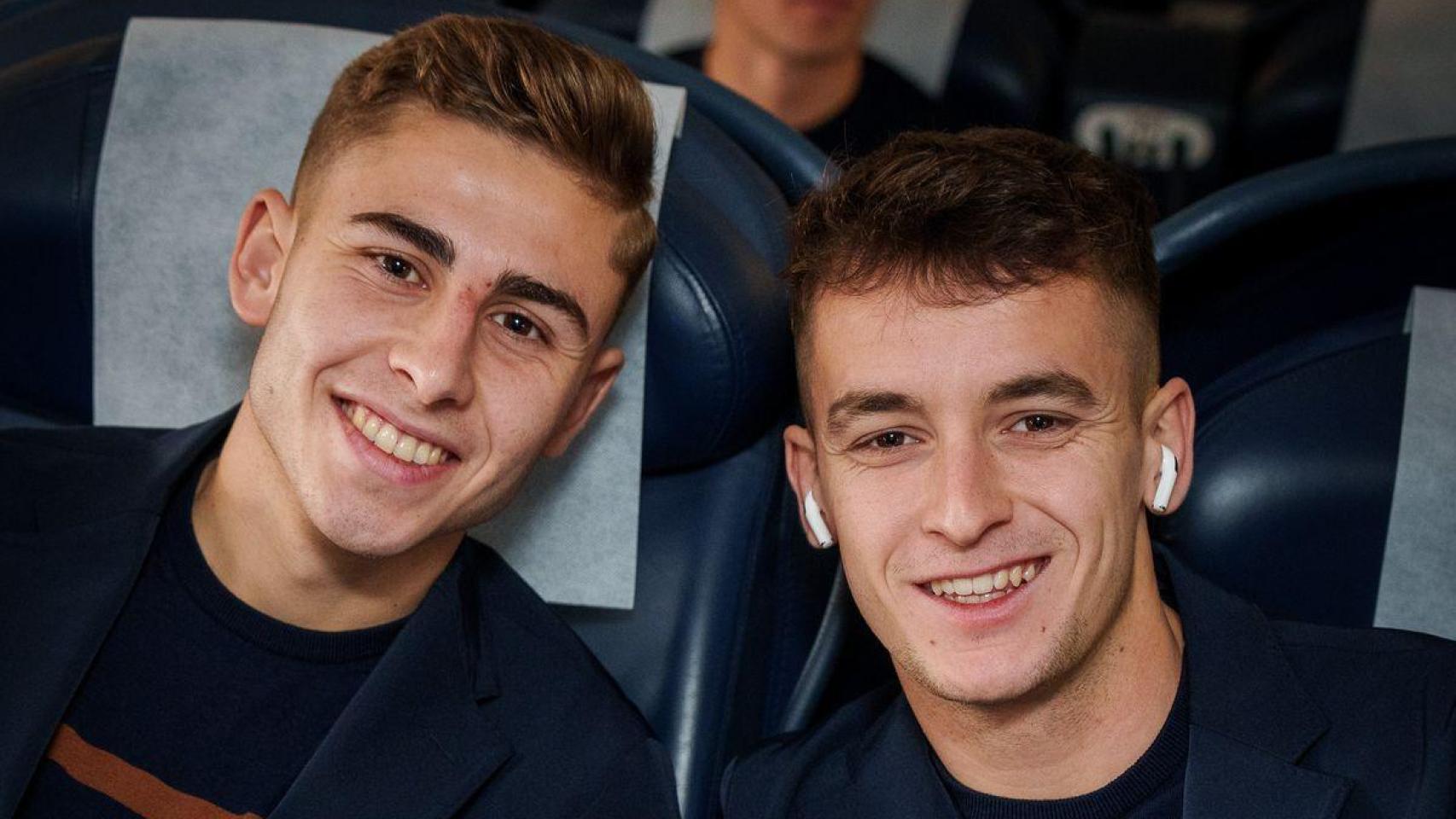 Marc Casadó y Fermín López en un vuelo con el Barça