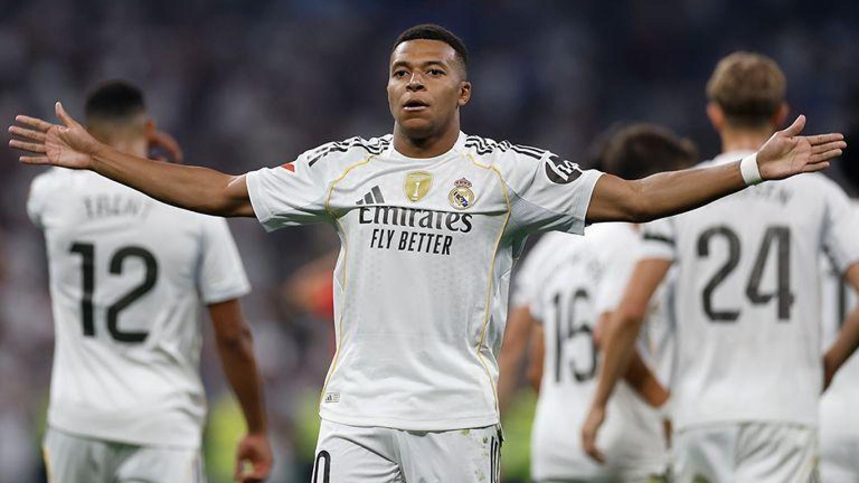 Mbappé celebra su gol de penalti contra el Osasuna en la Liga