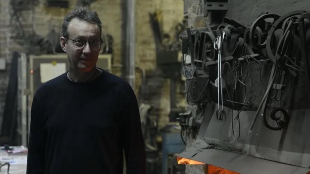 Josep Ullod en el interior del negocio en Barcelona