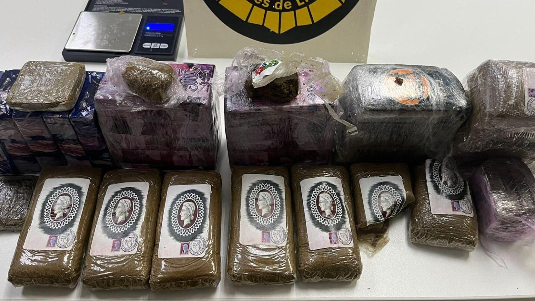 Detenido en Esplugues de Llobregat con 3,5 kilos de hachís durante un control policial rutinario