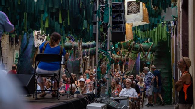 La tarde del 18 de agosto en el interior de la calle Verdi en las Fiestas de Gràcia de 2025