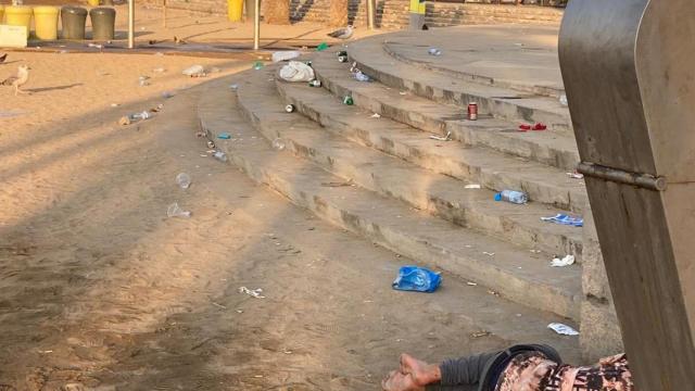 Imagen de la playa de Somorrostro a las ocho de la mañana este verano