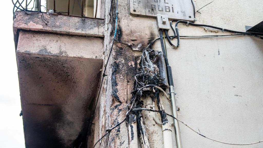Cables quemados en la calle Verdi después del incendio que se produjo la madrugada del 17 de agosto de 2025