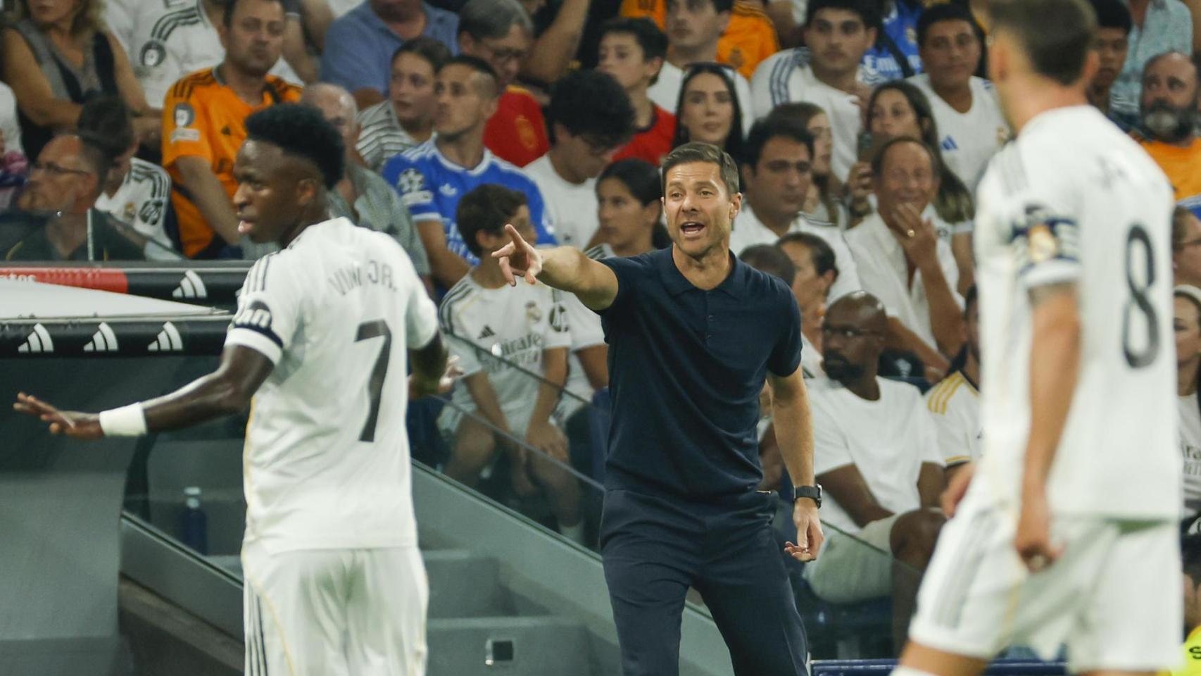 Xabi Alonso da instrucciones a sus jugadores ante Osasuna