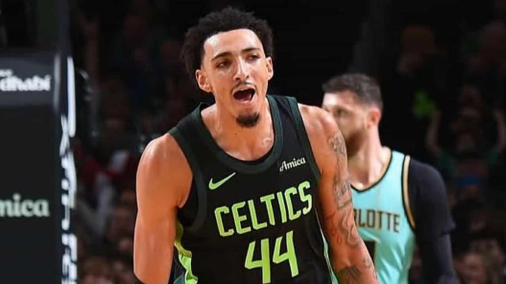 Miles Norris celebra una canasta con los Boston Celtics