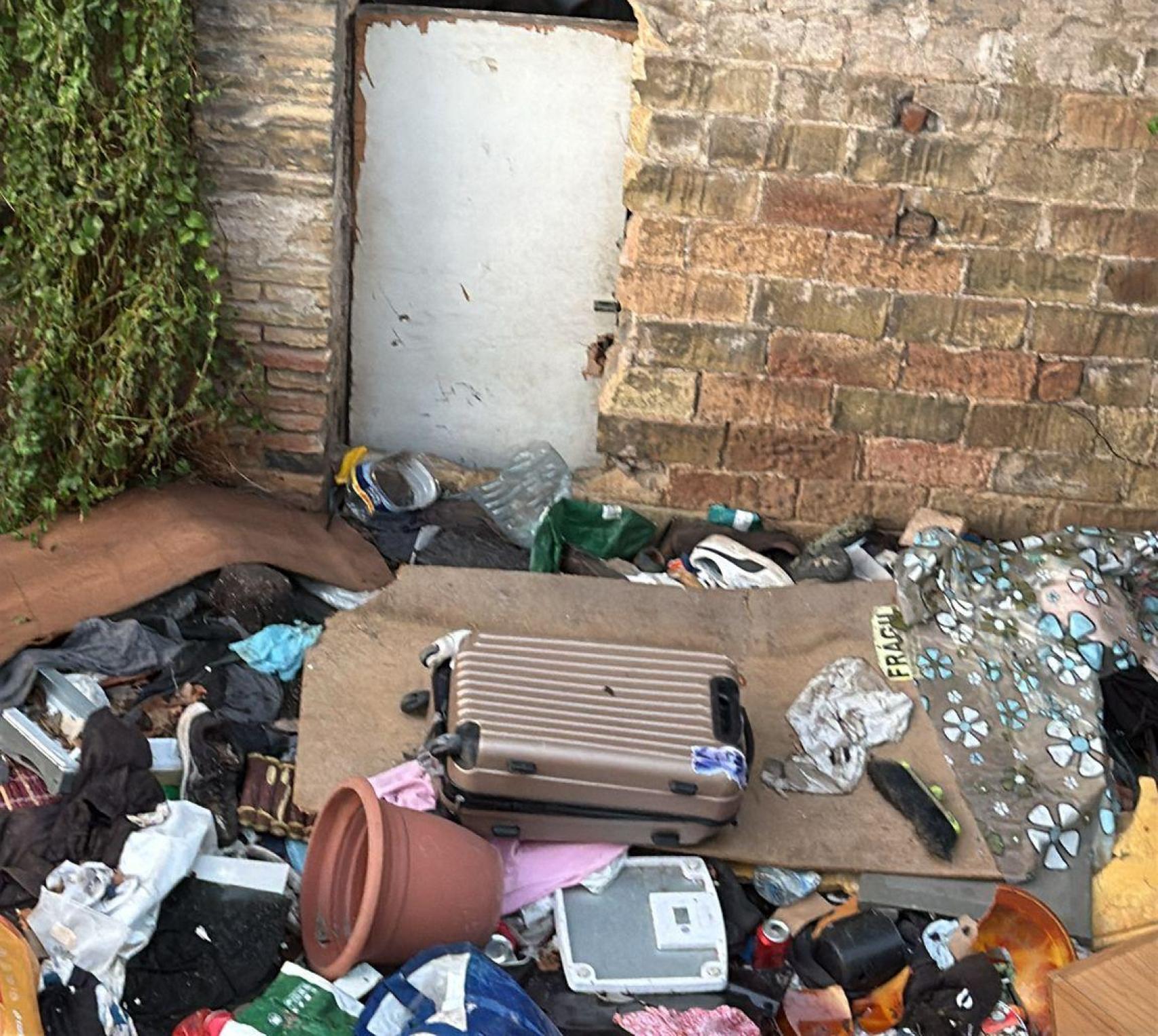 Suciedad en un solar del barrio de Provençals de Poblenou